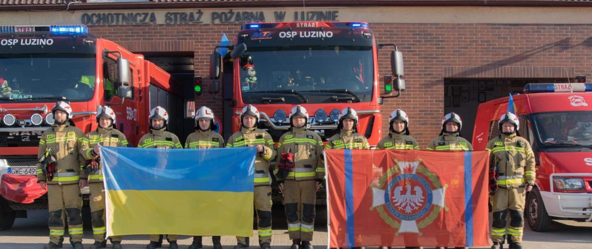zdjęcie przedstawia strażaków podczas akcji "Minuta ciszy dla poległych strażaków z Ukrainy"