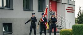 Wprowadzenie sztandaru przez poczet sztandarowy na uroczystość z okazji przejścia na emeryturę zastępcy komendanta