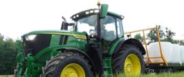 John deere 6R175 o mocy nominalnej 175 KM z bezstopniową skrzynią biegów pracujący przy zbiorze siana 23.06.2026r.