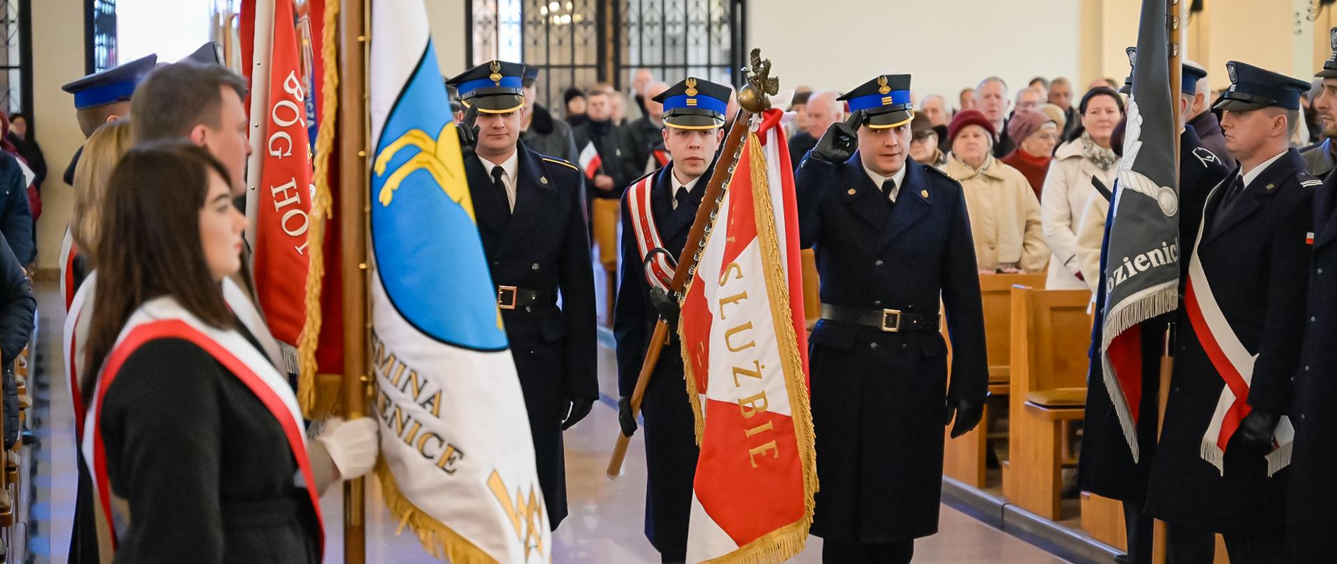 poczty sztandarowe w kościele podczas Uroczystych obchodów 107 rocznicy odzyskania przez Polskę niepodległości