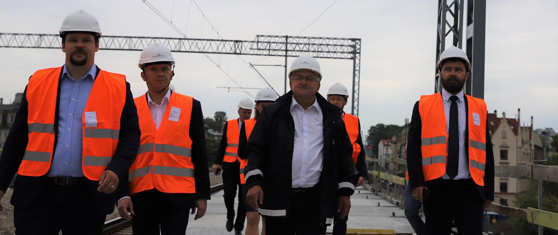 Minister infrastruktury Andrzej Adamczyk uczestniczył w konferencji prasowej podczas której podpisano porozumienie na zagospodarowanie terenu pod estakadami kolejowymi w Krakowie