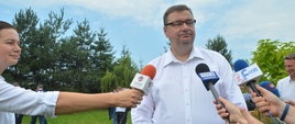 Sekretarz stanu Szymon Giżyński podczas rozmowy z dziennikarzami