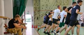 Wnętrze hali sportowej SA PSP w Krakowie. Uczestnicy w trakcie próby wydolnościowej beep-test. 