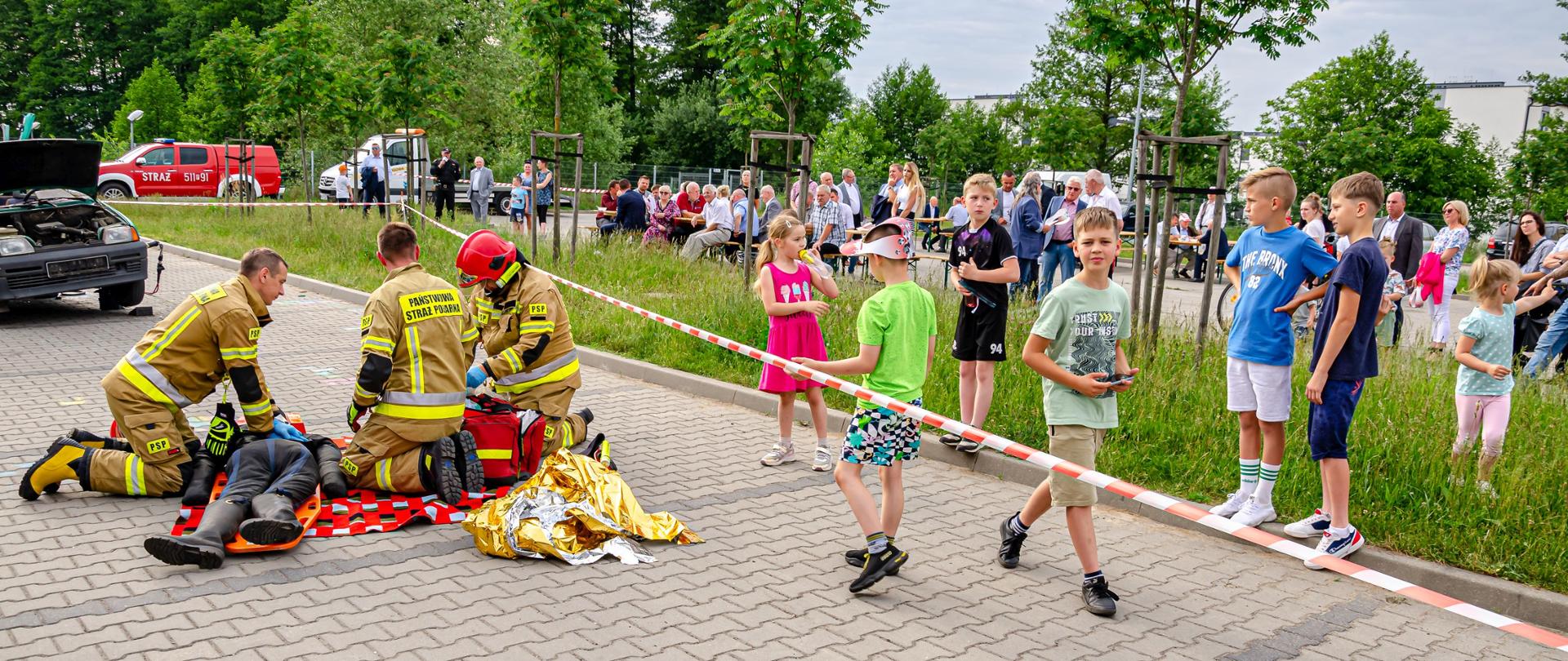 Pokaz ratownictwa technicznego - udzielenie kwalifikowanej pierwszej pomocy poszkodowanemu.