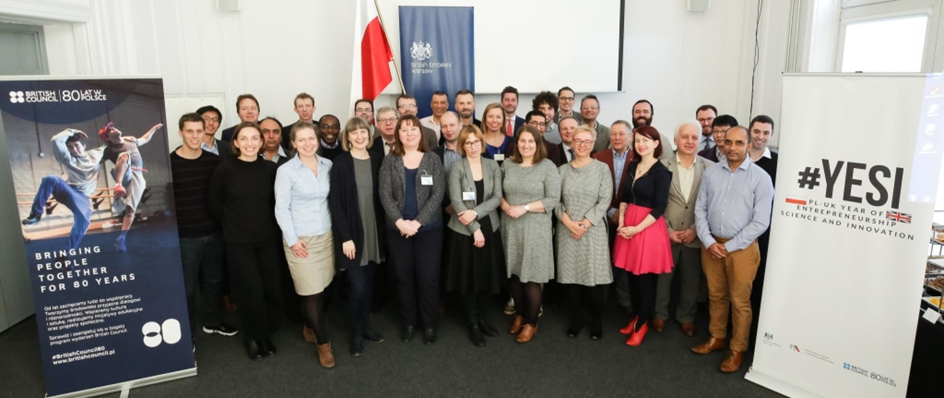 Zdjęcie zbiorowe uczestników warsztatów YESI