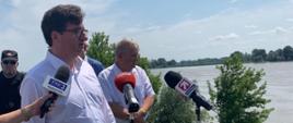 Briefing prasowy dotyczący sytuacji hydrologicznej na Wiśle. Na zdjęciu Prezes Wód Polskich Przemysław Daca i Wicewojewoda Mazowiecki Sylwester Dąbrowski.