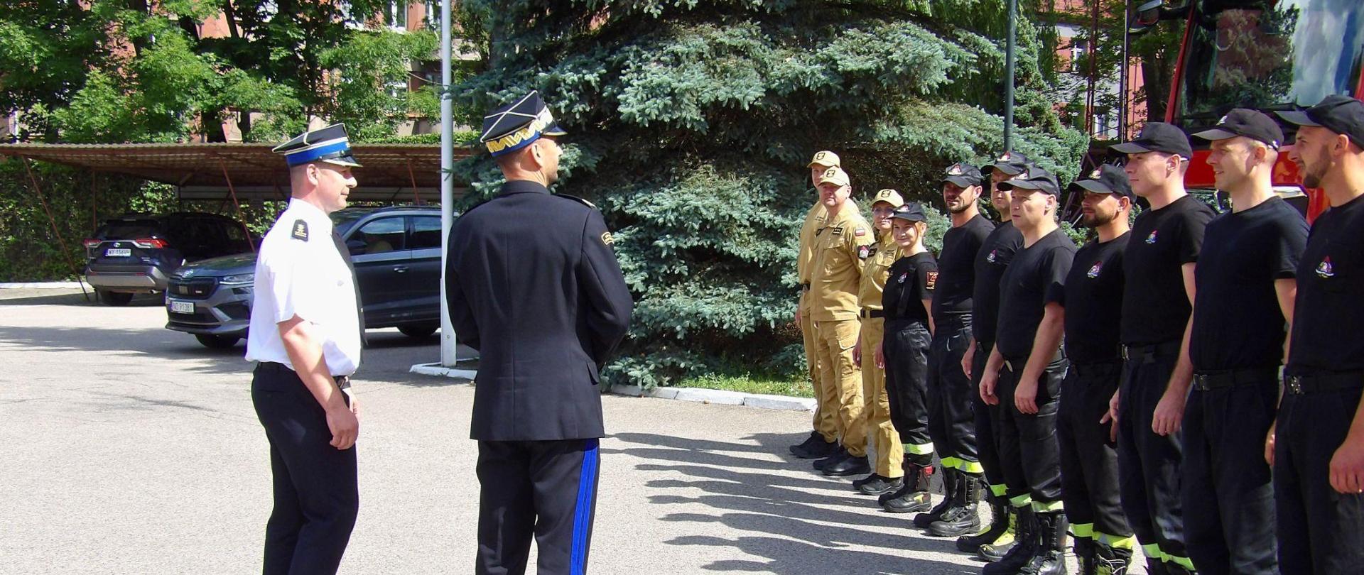 Komendant Wojewódzki przemawia do załogi KP PSP w Olecku