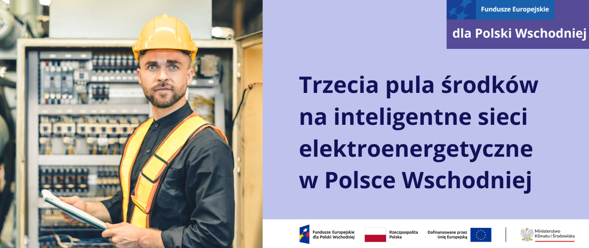 Po prawej stronie na jasnofioletowej planszy znajduje się napis:
Trzecia pula środków na inteligentne sieci elektroenergetyczne w Polsce Wschodniej.
W prawym górnym rogu planszy znajduje się motyw przewodni marki Fundusze Europejskie dla Polski Wschodniej.
A pod planszą jest ciąg logotypów: FEPW, barw RP i UE oraz logo MKiŚ.
Po lewej stronie planszy znajduje się zdjęcie, które przedstawia mężczyznę – pracownika firmy elektroenergetycznej. Mężczyzna jest w średnim wieku, ma brodę, niebieskie oczy, krzaczaste brwi, jest zwrócony twarzą w kierunku widza. Ubrany jest w żółty kask i żółtą kamizelkę, czarną zapiętą pod szyję koszulę, a w rękach trzyma otwarty notes. Za nim znajduje się duża, otwarta szafka elektryczna z wieloma przełącznikami. Mężczyzna jest pomieszczeniu w którym znajdują się maszyny i urządzenia.