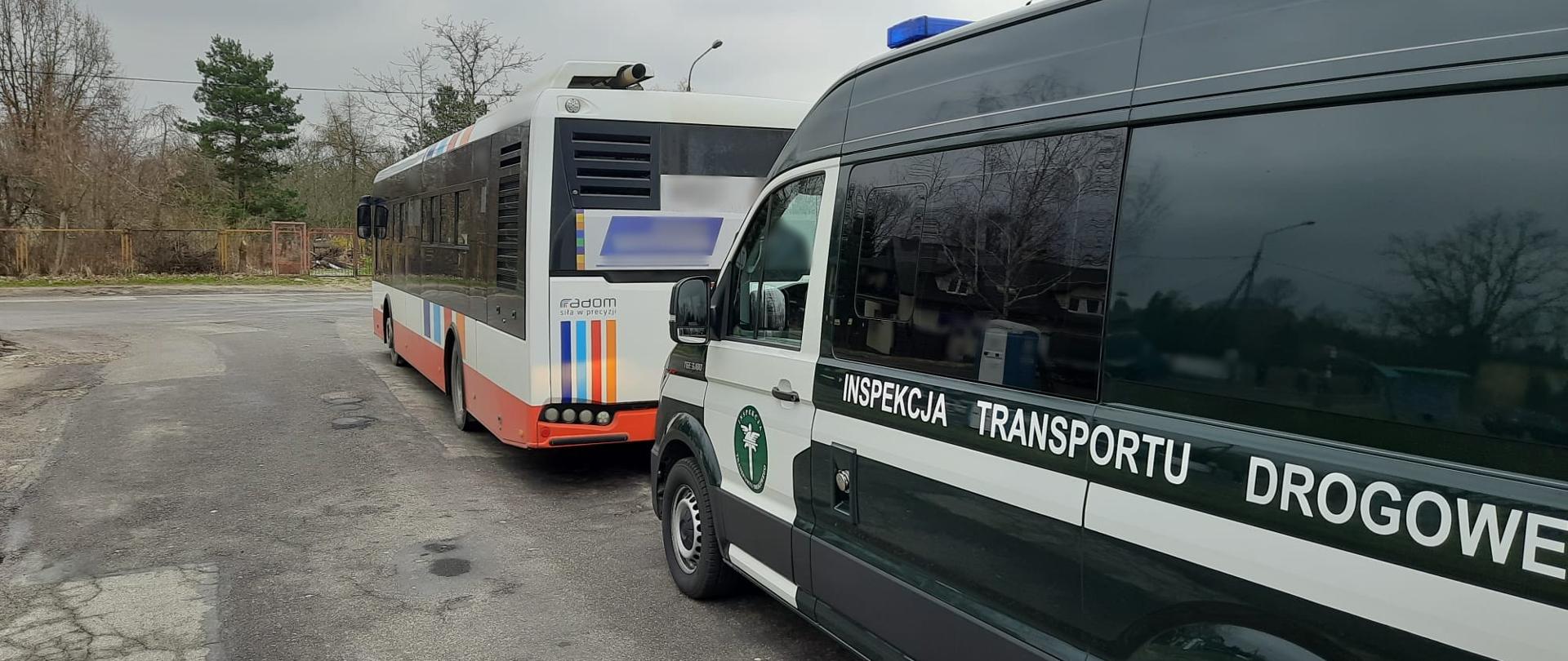 Autobus miejski kontrolowany przez patrol mazowieckiej Inspekcji Transportu Drogowego na terenie Radomia. 