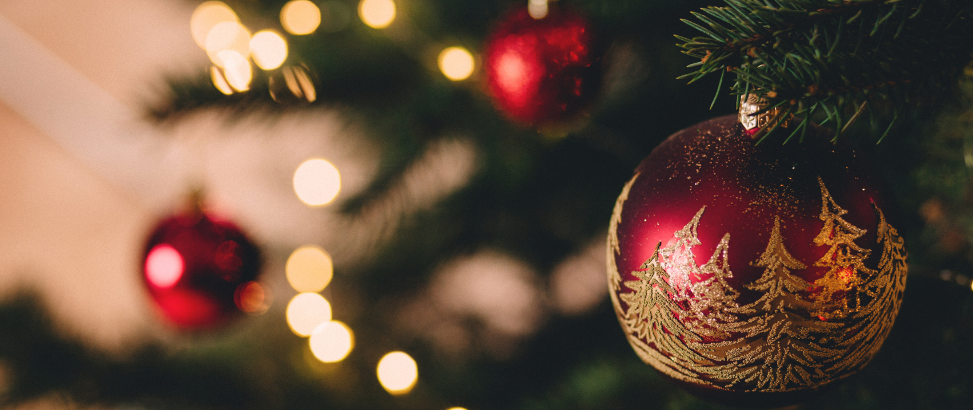 Zbliżenie na bombkę z motywem choinek