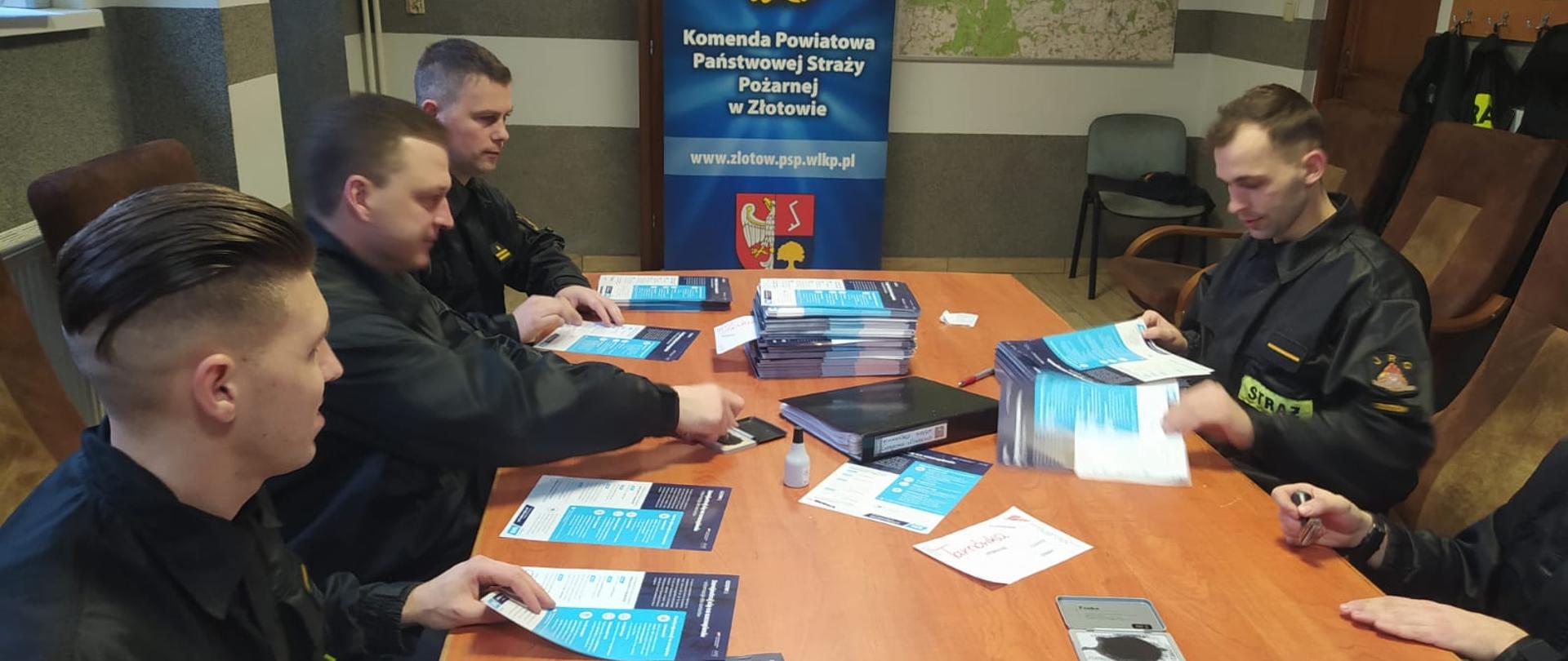 Funkcjonariusze w trakcie przygotowań ulotek