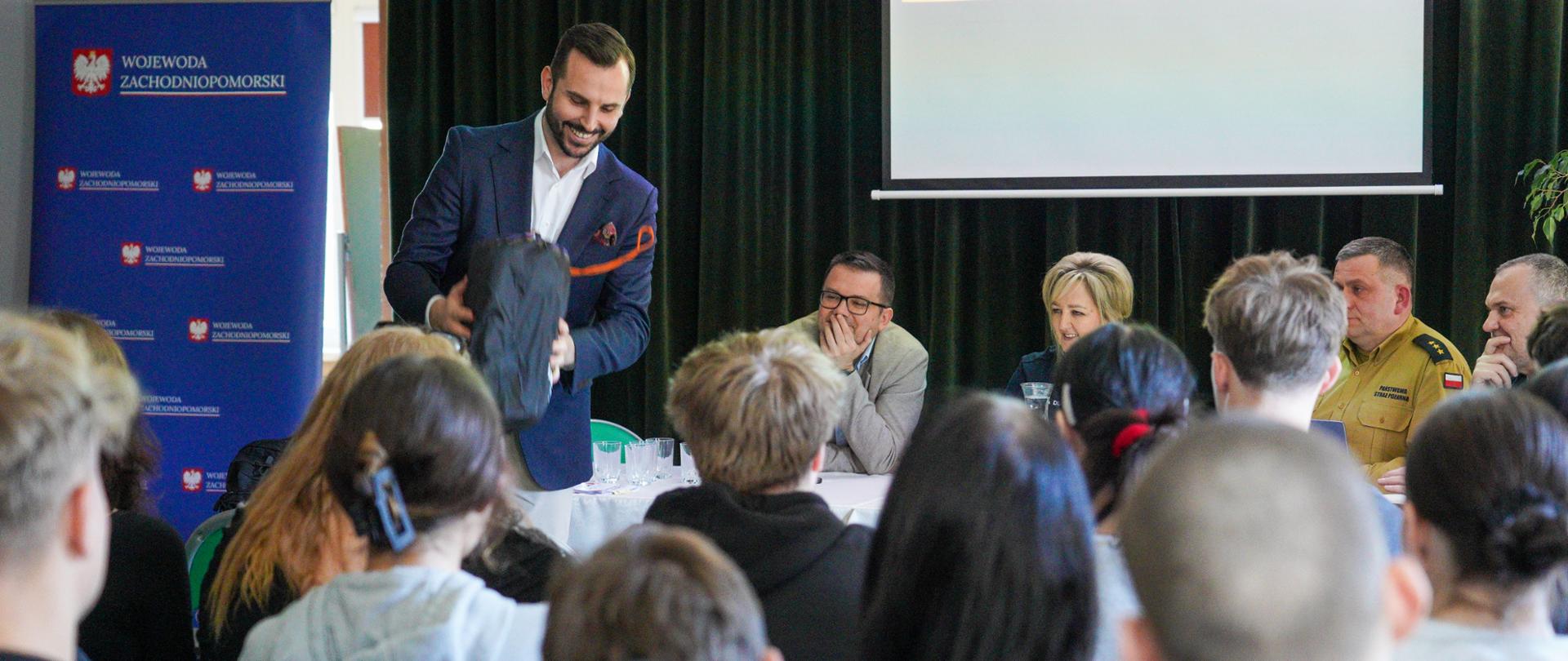 wicewojewoda pokazuje zawartość plecaka ewakuacyjnego