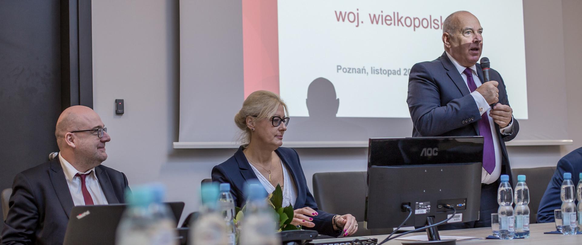 Minister Tadeusz Kościński podczas spotkania z pracownikami i funkcjonariuszami KAS w Poznaniu, widoczni Szef KAS oraz dyrektor IAS w Poznaniu