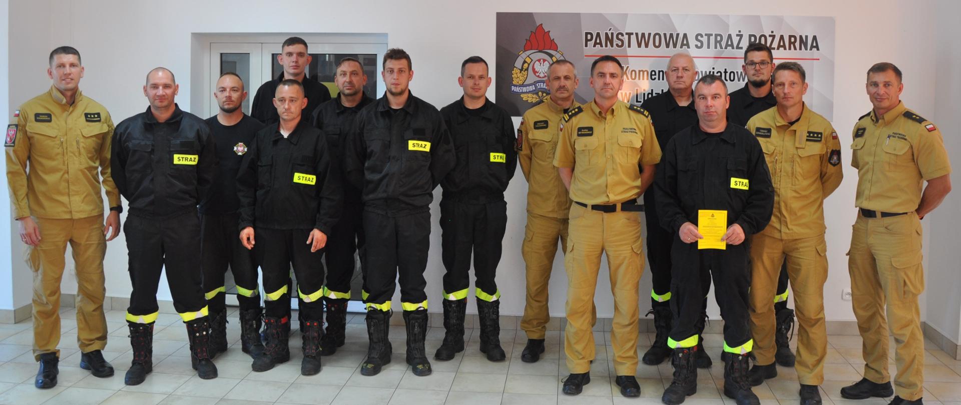 Zdjęcie przedstawia absolwentów szkolenia dowódców OSP wraz z kadrą kierowniczą jednostki PSP