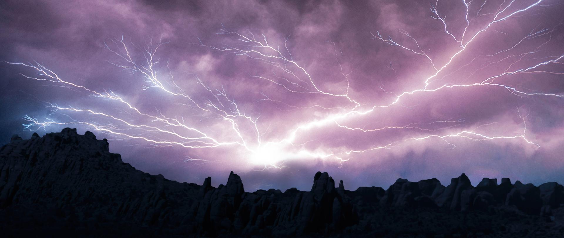 Zdjęcie przedstawiające burzowe chmury z licznymi piorunami