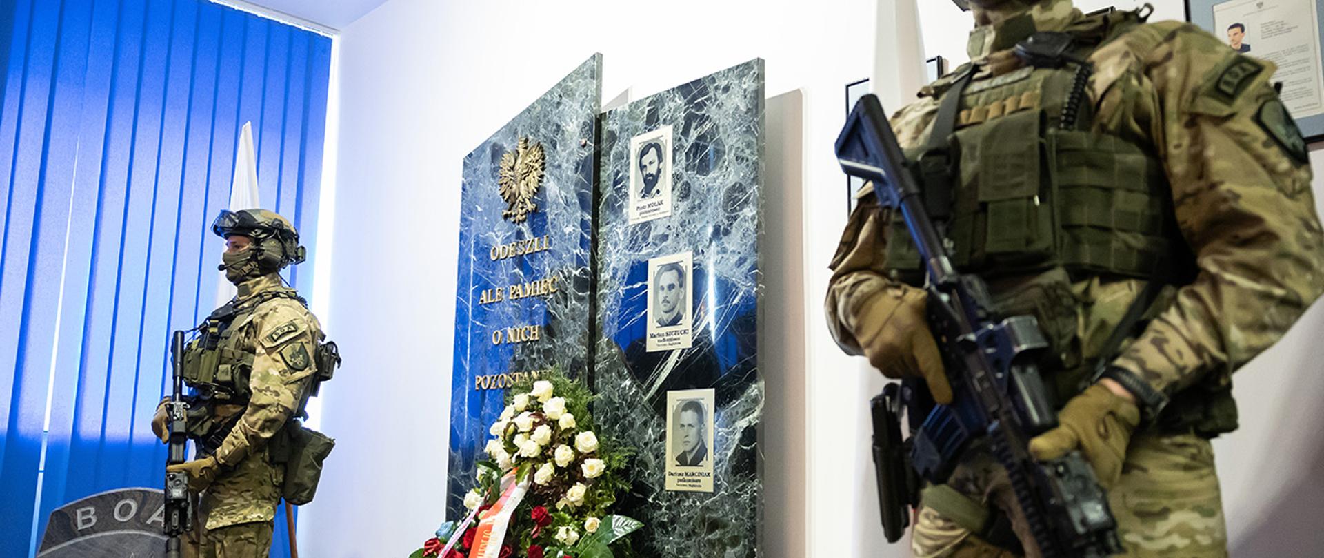 Na zdjęciu obelisk upamiętniający policjantów
