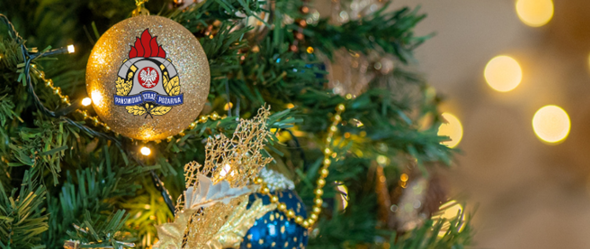 Fragment choinki świątecznej z bombkami, logo PSP