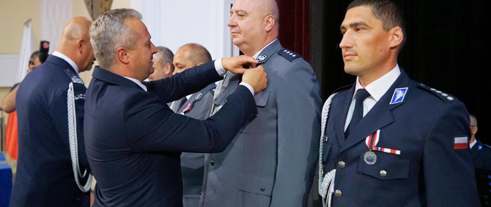 Wojewoda wręcza odznaczenie