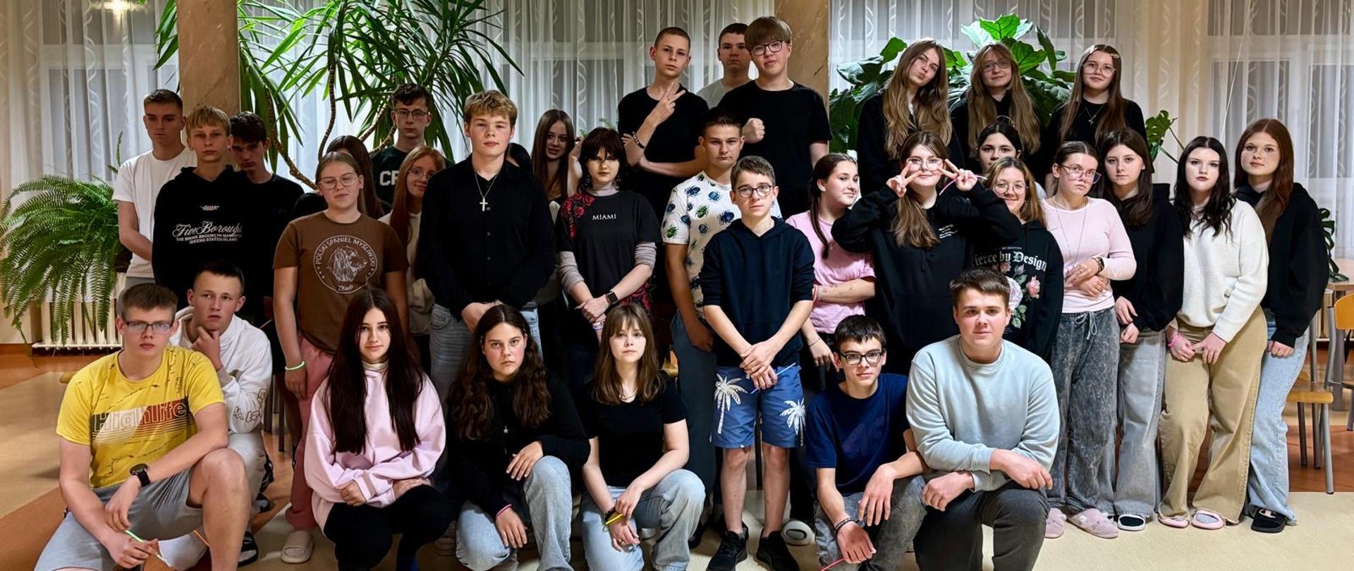 Zdjęcie pamiątkowe uczniów klas pierwszych biorących udział w oczepinach 