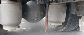 Zerwane tylne amortyzatory w samochodzie ciężarowym - cysternie przewożącym gaz.