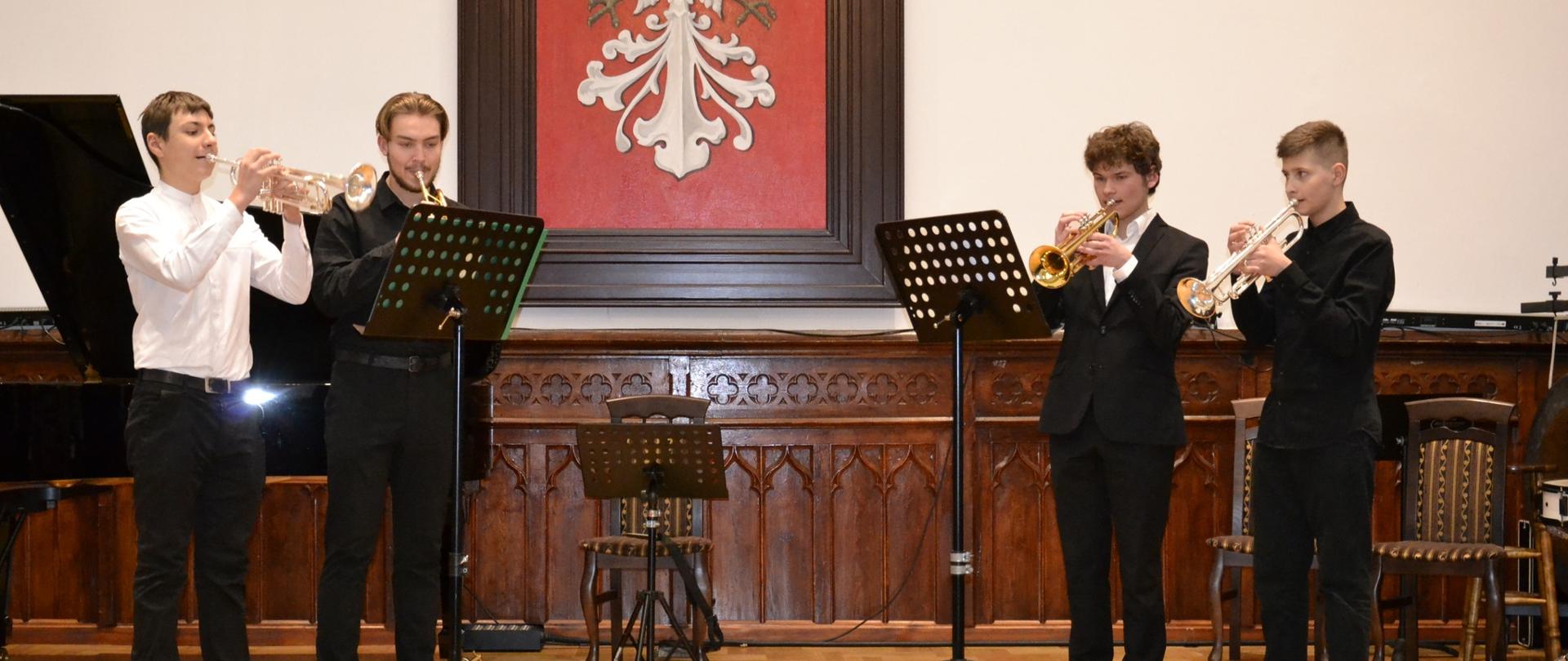 zespół czterech trębaczy naszej szkoły podczas koncertu klasowego klas pierwszych A i B szkoły muzycznej II stopnia, na scenie w Sali Królewskiej