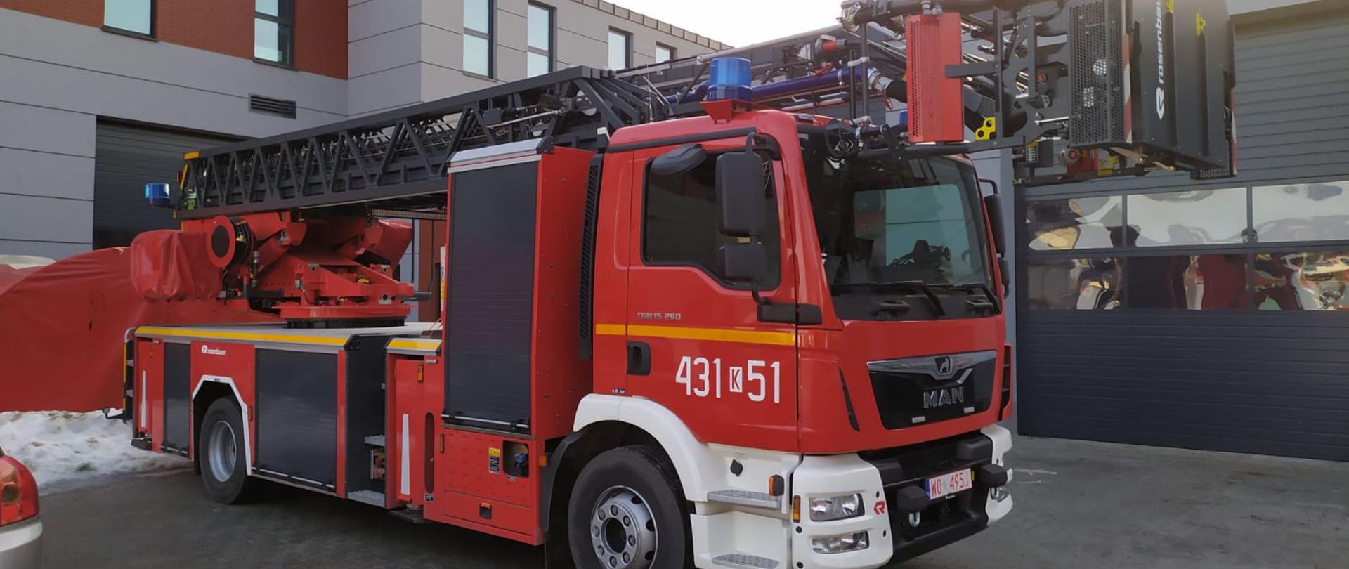 Na zdjęciu samochód pożarniczy z drabiną. Drabina jest złożona