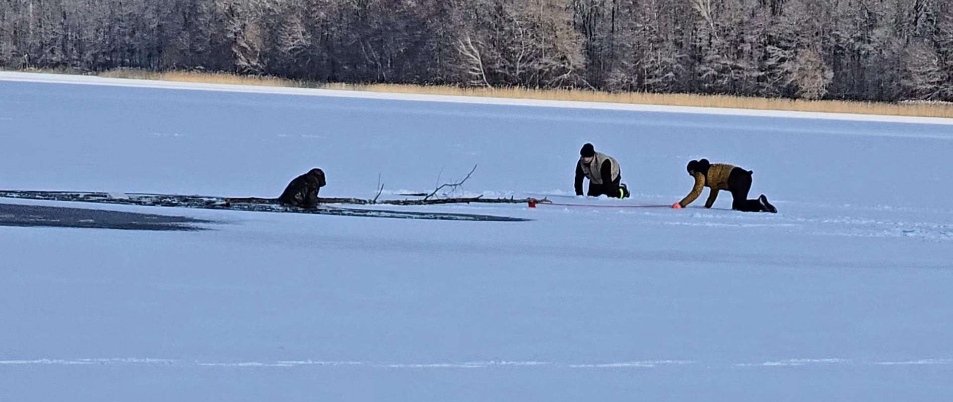 Strażacy ratują osobę, która wpadła pod lód