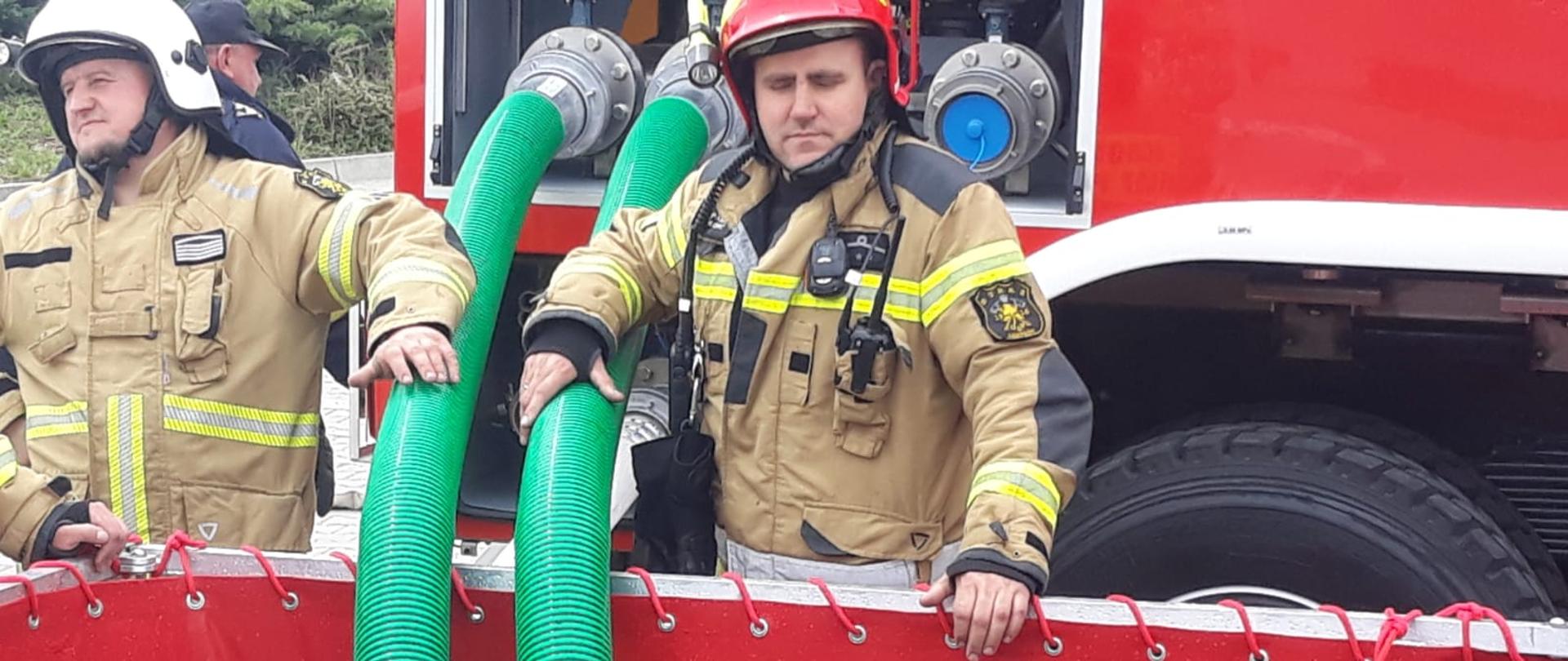 Strażacy przy zbiorniku wodnym