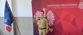 Na zdjęciu no zatrudniony strażak podczas aktu ślubowania w Komendzie Powiatowej PSP w Pabianicach.