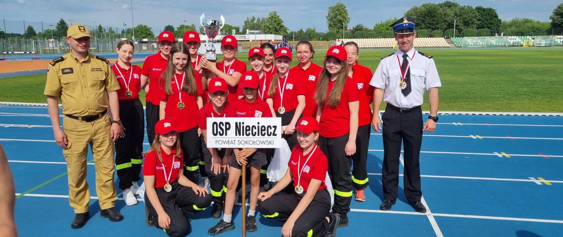 Udział jednostki OSP Nieciecz w Wojewódzkich Eliminacjach Zawodów Sportowo-Pożarniczych Młodzieżowych Drużyn Pożarniczych - na zdjęciu na stadionie drużyna MDP po zawodach