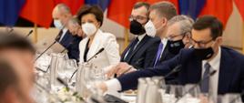 
Minister rozwoju i technologii Piotr Nowak siedzi przy stole podczas sesji plenarnej polsko-rumuńskich konsultacji międzyrządowych, pierwszy z prawej siedzi premier Mateusz Morawiecki