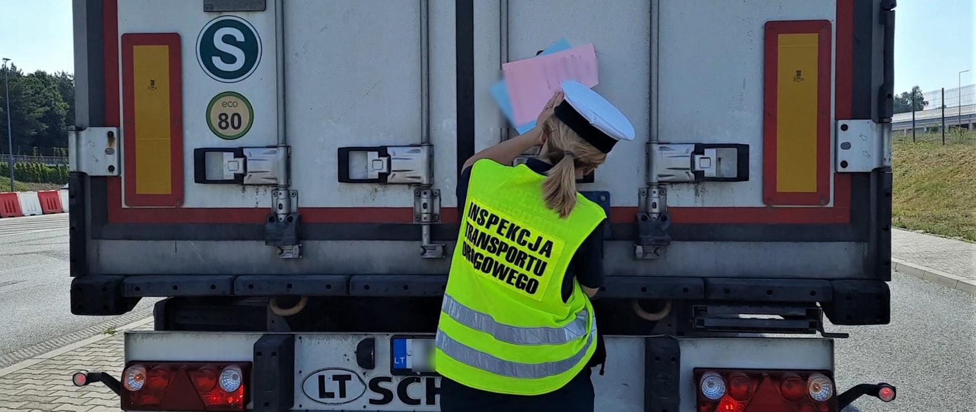 Przewoźnicy łotewski i litewski przewozili 19 t suszu tytoniowego z Belgii do Rosji oraz markową odzież z Holandii też do Rosji