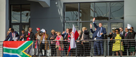 Przedstawiciele polskiej i południowoafrykańskiej strony czekają w porcie na wpływający żaglowiec Dar Młodzieży