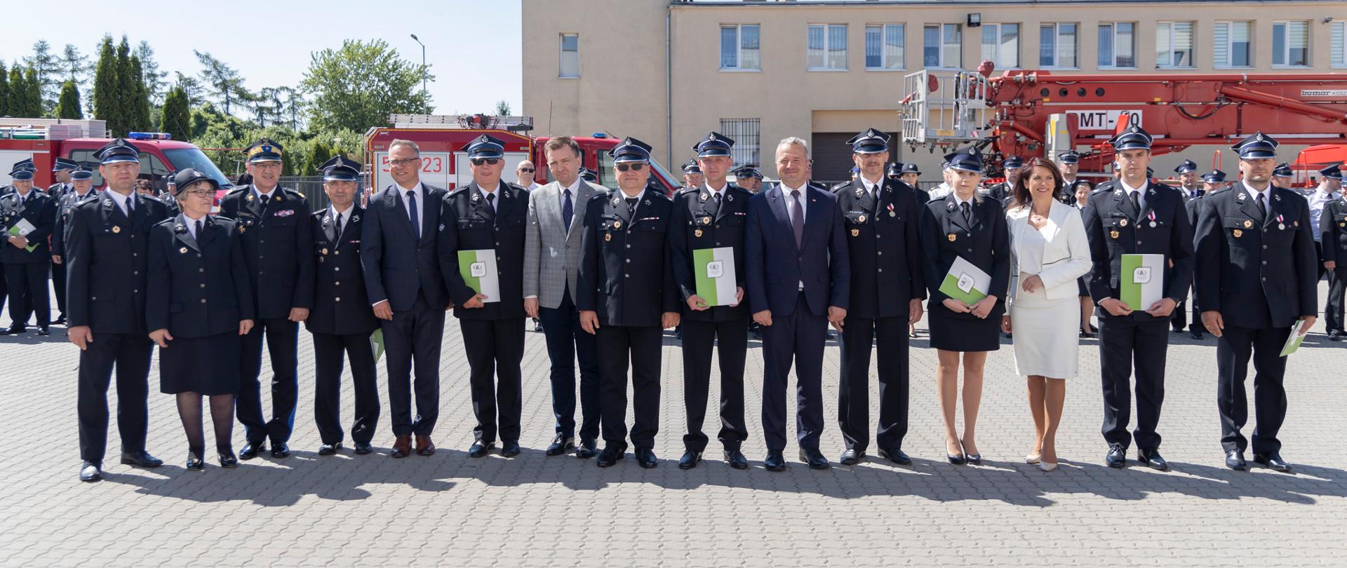 Wiele osób pozujących do zdjęcia