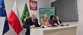 Na zdjęciu od lewej strony: Robert Gajda, zastępca prezesa zarządu NFOŚiGW, Paulina Hennig-Kloska, ministra Klimatu i Środowiska, Malwina Pietrzak, wójt gminy Chodów, Elżbieta Kwiatkowska, skarbnik gminy Chodów.