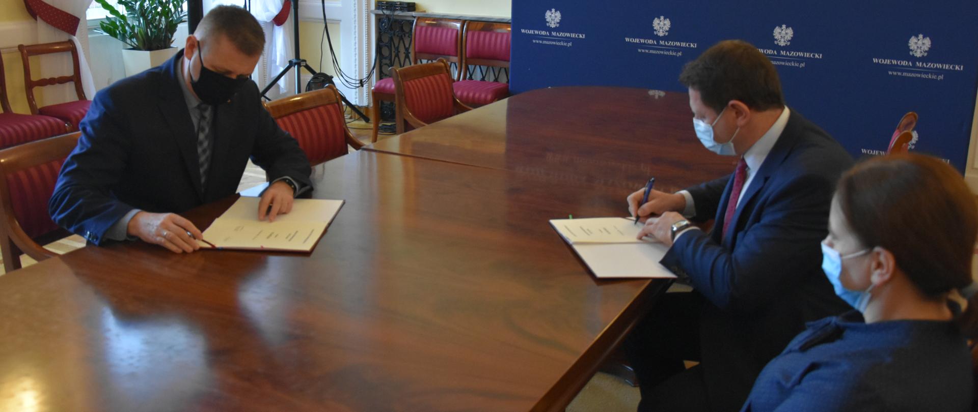 Wicewojewoda Standowicz z przedstawicielami gminy Goworowo. Podpisanie umów FDS