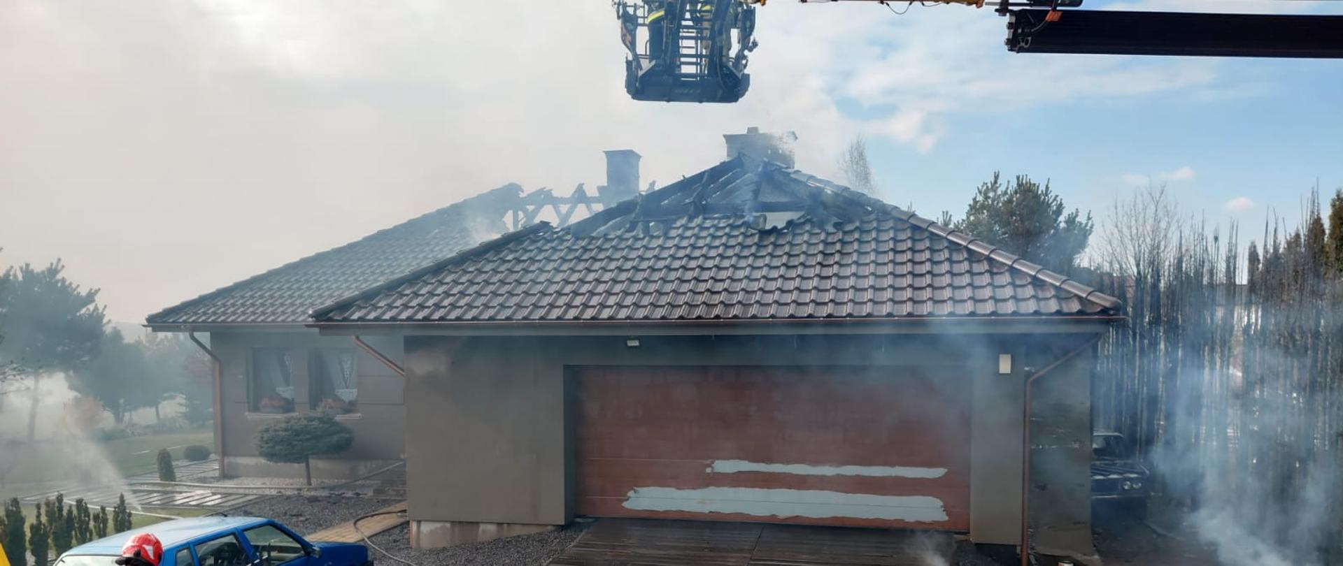 Pożar budynku jednorodzinnego, samochodów osobowych oraz tui