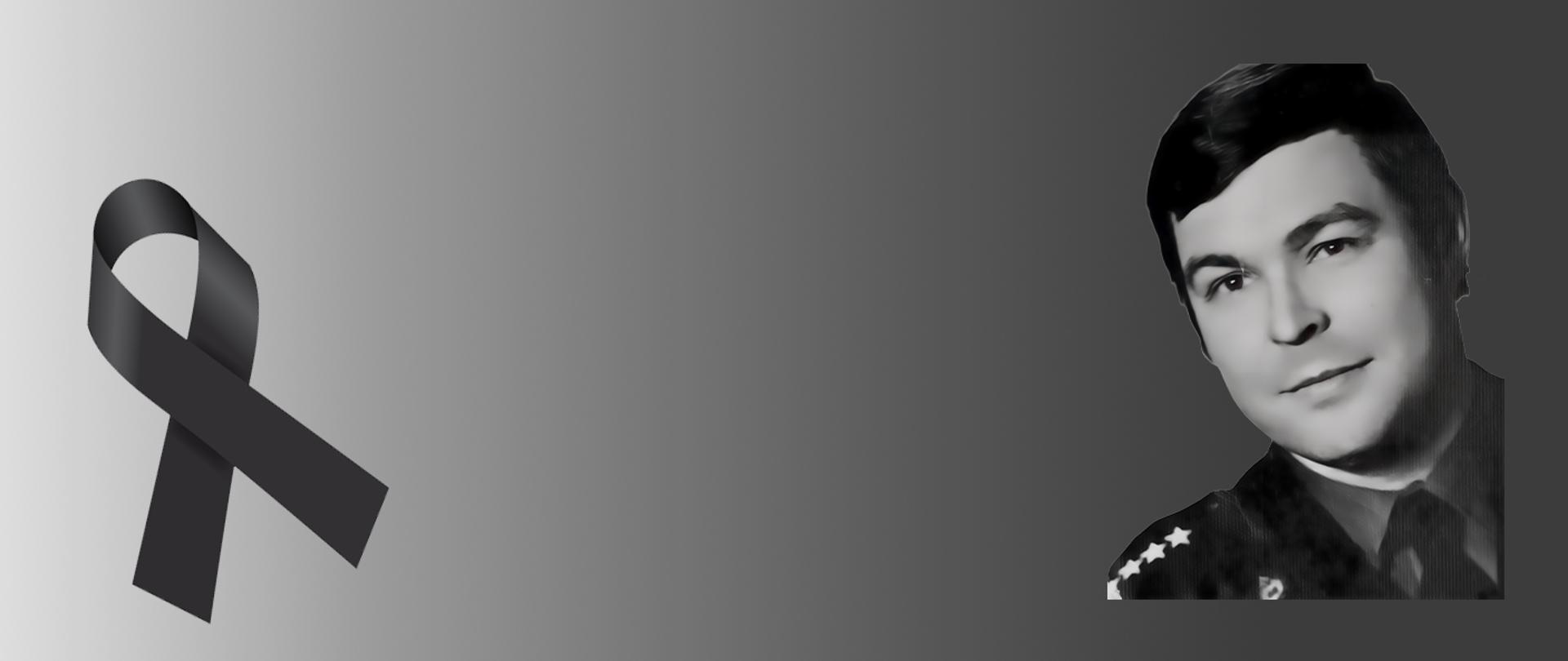 Grafika pamiątkowa w odcieniach szarości o wydłużonym, horyzontalnym kształcie. Po lewej stronie widnieje czarna wstążka, symbol żałoby. Po prawej stronie znajduje się czarno-biały portret mężczyzny w średnim wieku, ubranego w mundur z widocznymi gwiazdkami na naramiennikach (pagonach). Tło jest gładkie, z delikatnym gradientem przechodzącym od jasnej do ciemnej szarości.