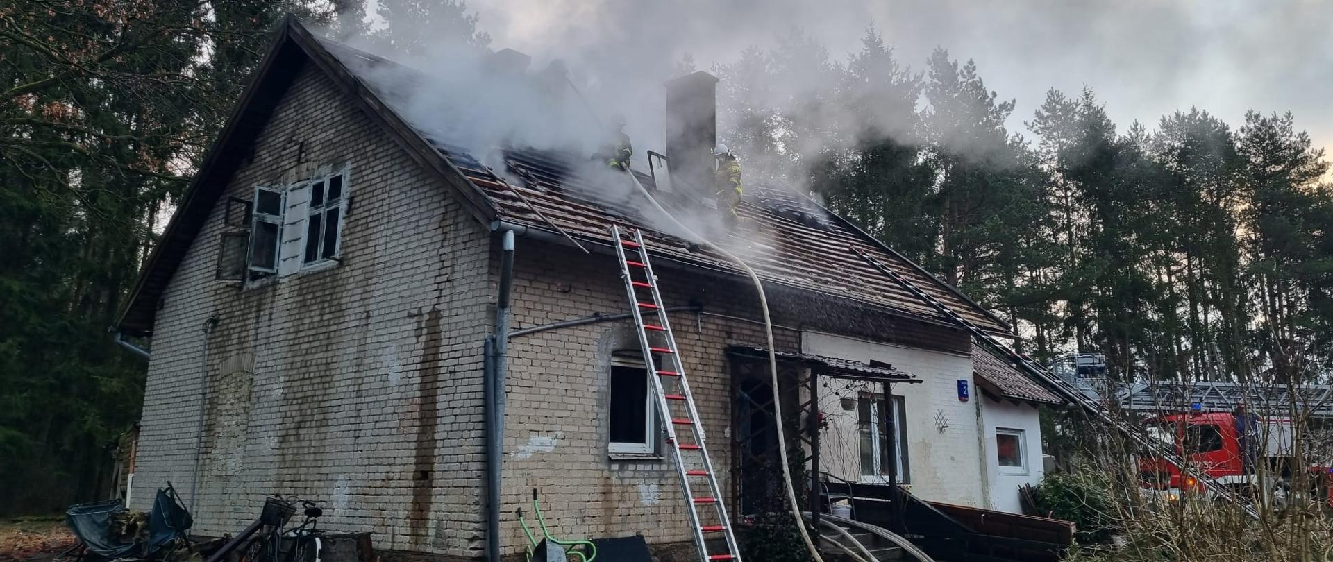 Strażacy dogaszają pogorzelisko. 