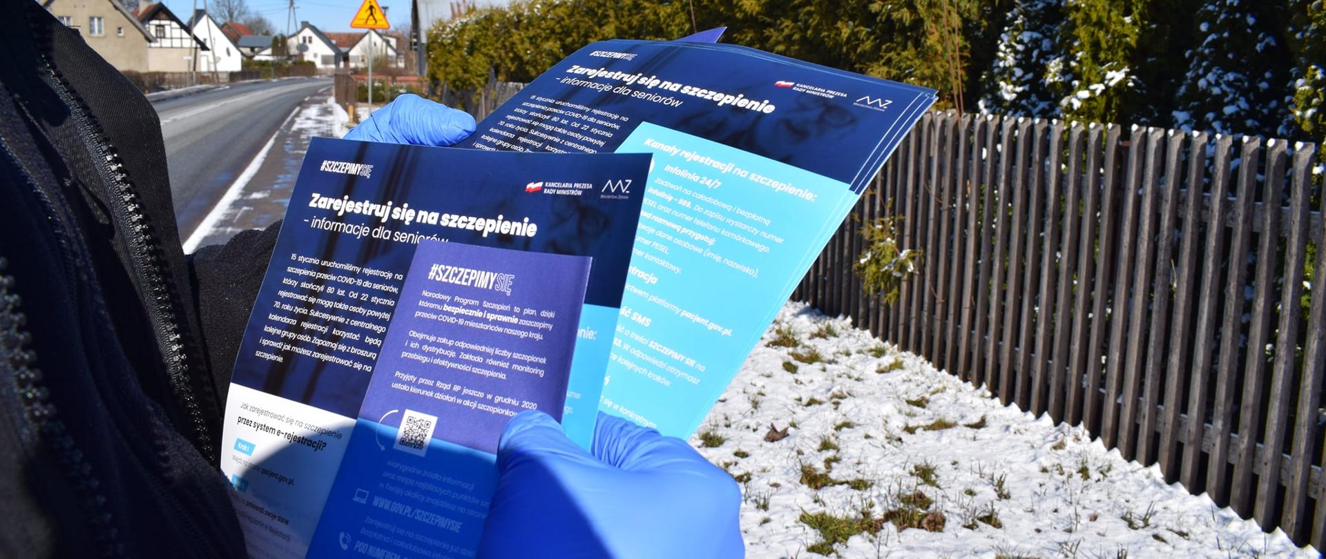 Strażacy ochotnicy z powiatu szczycieńskiego dystrybuują ulotki informacyjne dot. profilaktyki oraz szczepień przeciw COVID-19