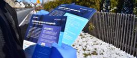 Strażacy ochotnicy z powiatu szczycieńskiego dystrybuują ulotki informacyjne dot. profilaktyki oraz szczepień przeciw COVID-19