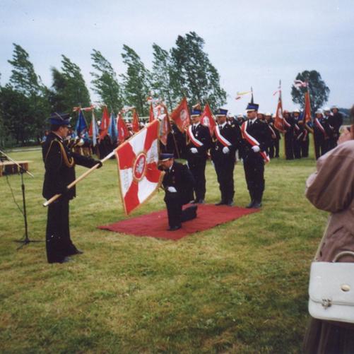 Zdjęcie przedstawia Uroczyste przekazanie sztandaru z okazji XXX-lecia zawodowego pożarnictwa dla JRG Koluszki. Sztandar całuje mł.bryg. Piotr Pakuła