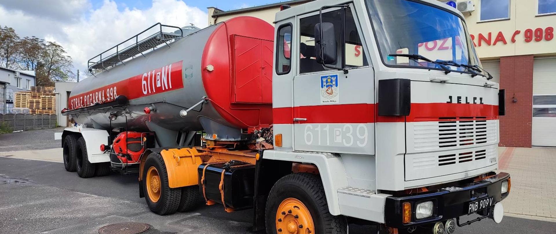 Ciężki samochód cysterna z Komendy Powiatowej PSP w Pleszewie