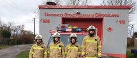 Strażacy OSP Dargosław przed remizą