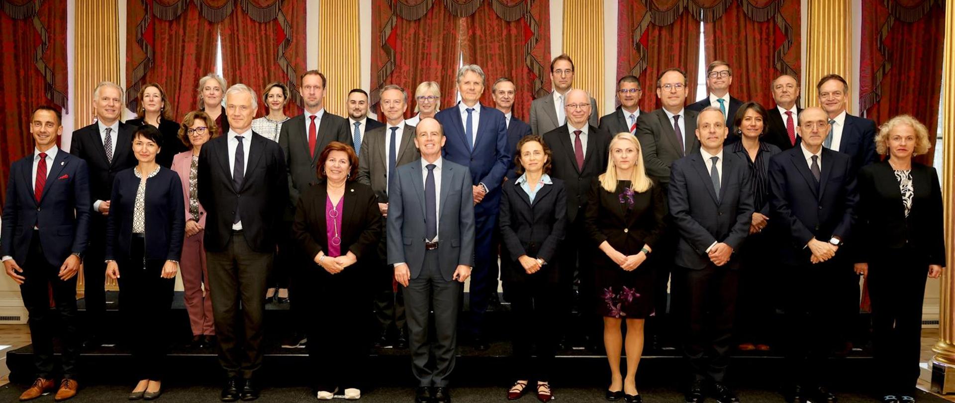Zdjęcie, na którym w trzech rzędach stoją uczestnicy spotkania Sekretarzy Stanu i Sekretarzy Generalnych ds. UE