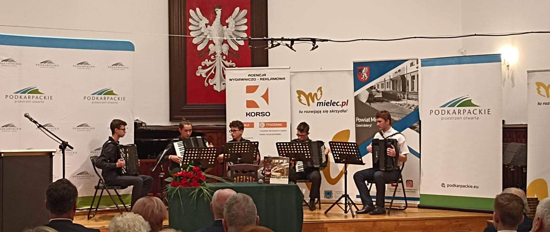 zdjęcie z uroczystości promującej V tom Encyklopedii miasta Mielca przedstawiający kwintet akordeonowy pracujący pod opieką nauczyciela Zdzisława Szymczyka w składzie: Bartosz Durda, Karol Kończyk, Grzegorz Jędrychowski, Piotr Pszeniczny, Bartłomiej Kaliński.