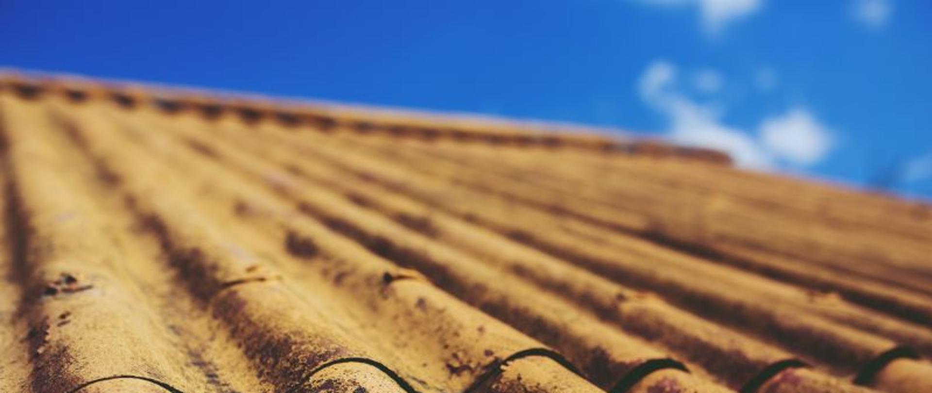 dach z azbestu (eternit)