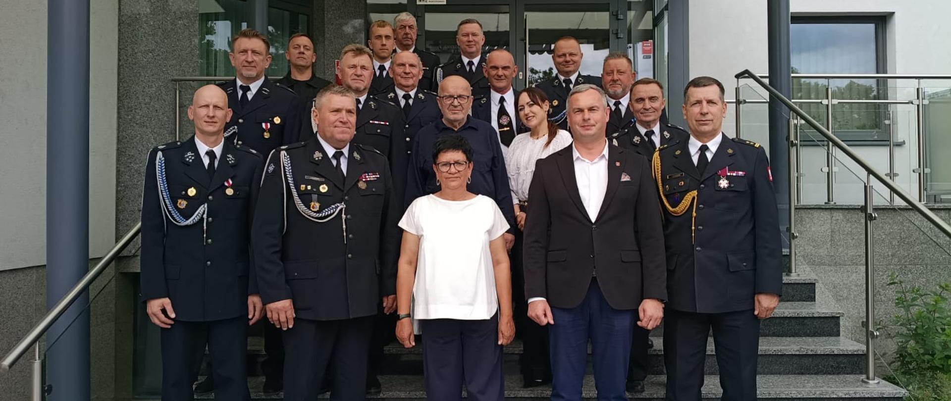 Uczestnicy Zjazdu Oddziału Miejsko-Gminnego Związku Ochotniczych Straży Pożarnych Rzeczypospolitej Polskiej w Janikowie wraz z Zastępcą Komendanta Powiatowego Państwowej Straży Pożarnej bryg. Ireneuszem Taraszką