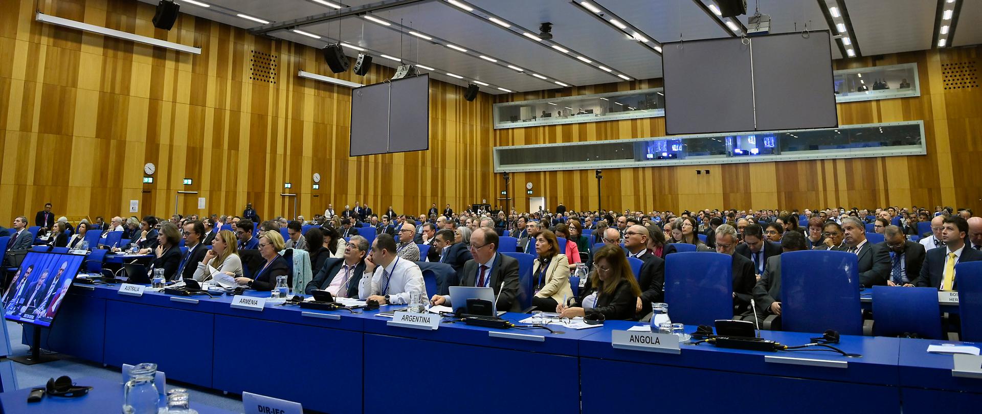 Uczestnicy 8 i 9 Spotkania Przeglądowe Umawiających się Stron Konwencji Bezpieczeństwa Jądrowego siedzą w sali plenarnej, w siedzibie Międzynarodowej Agencji Energii Atomowej