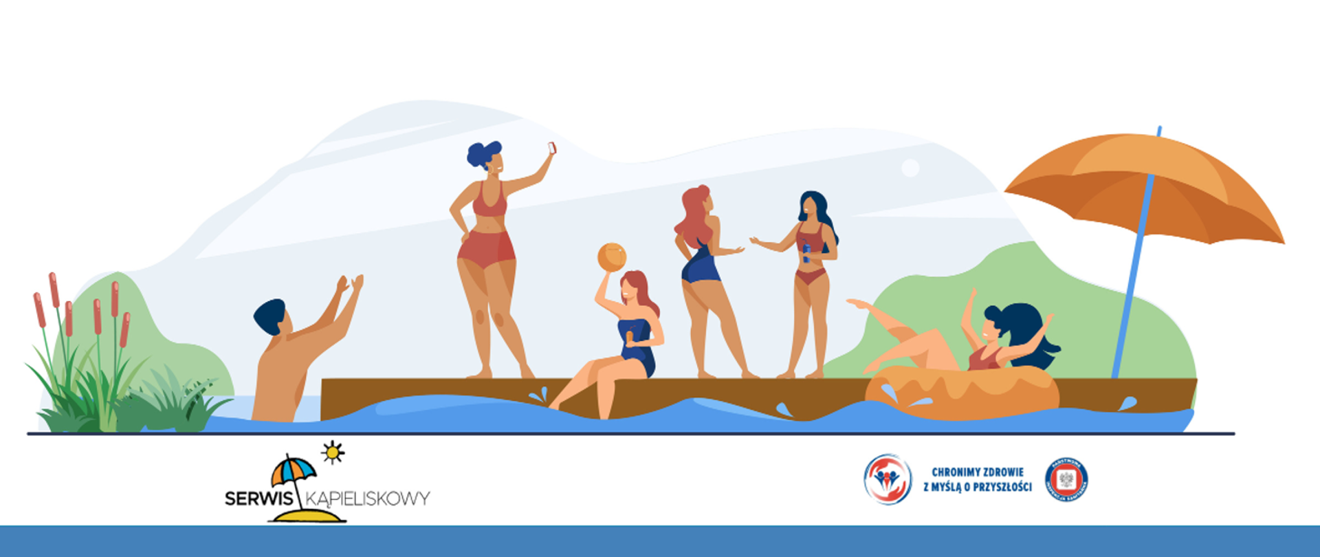 Osoby w strojach plażowych wypoczywające nad wodą - kąpią się, pływają na pontonie, grają w piłkę. Na pomoście parasol plażowy. W dolnej części logotyp Serwisu Kapieliskowego oraz logotyp Państwowej Inspekcji Sanitarnej z hasłem "Chronimy zdrowie z myślą o przyszłości"